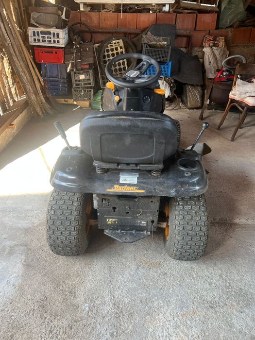 Tractoras partener tuns iarba
