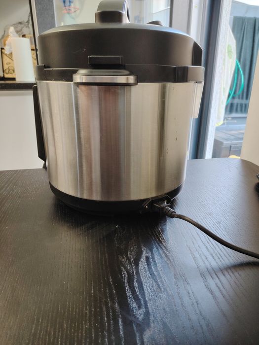 Multicooker perfect functional insa capacul trebuie înlocuit