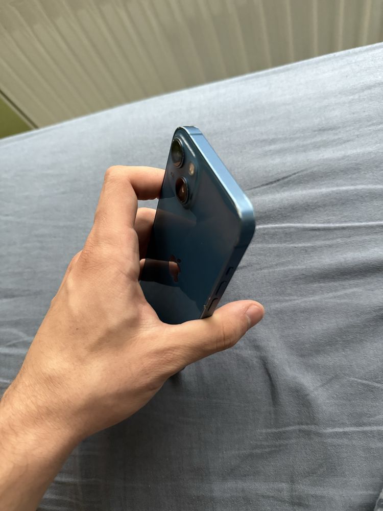 Продавам iPhone 13 128 GB ,телефона има външни забележки