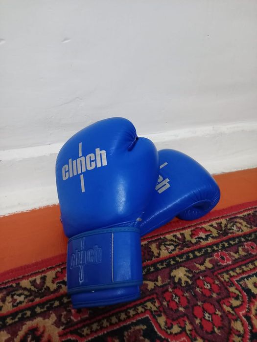 Продам перчатки Clinch