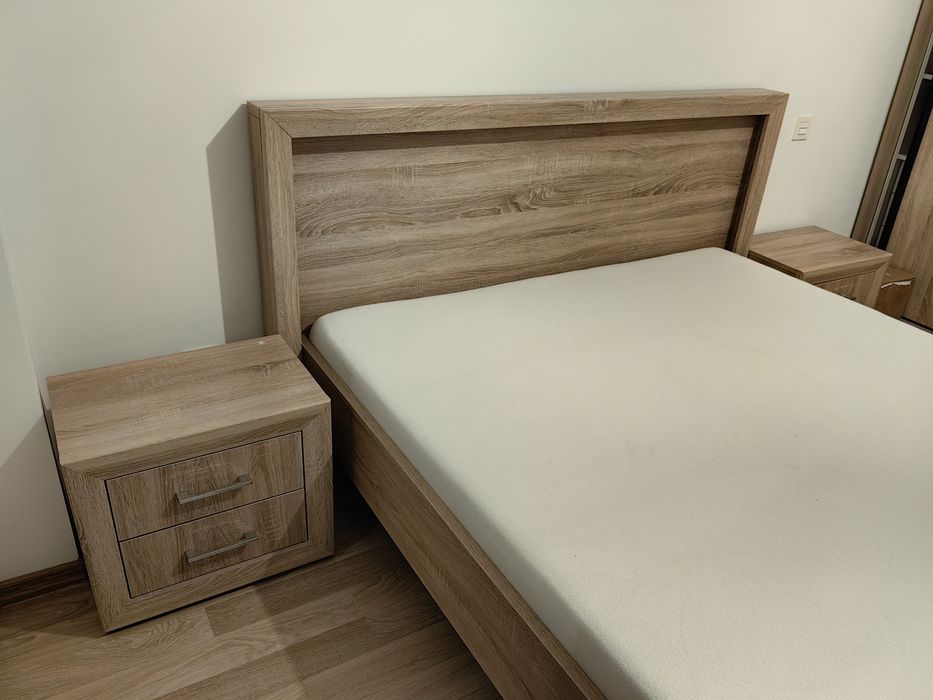 Vând pat dublu (fără saltea) + 2 noptiere + suport TV (set dormitor)