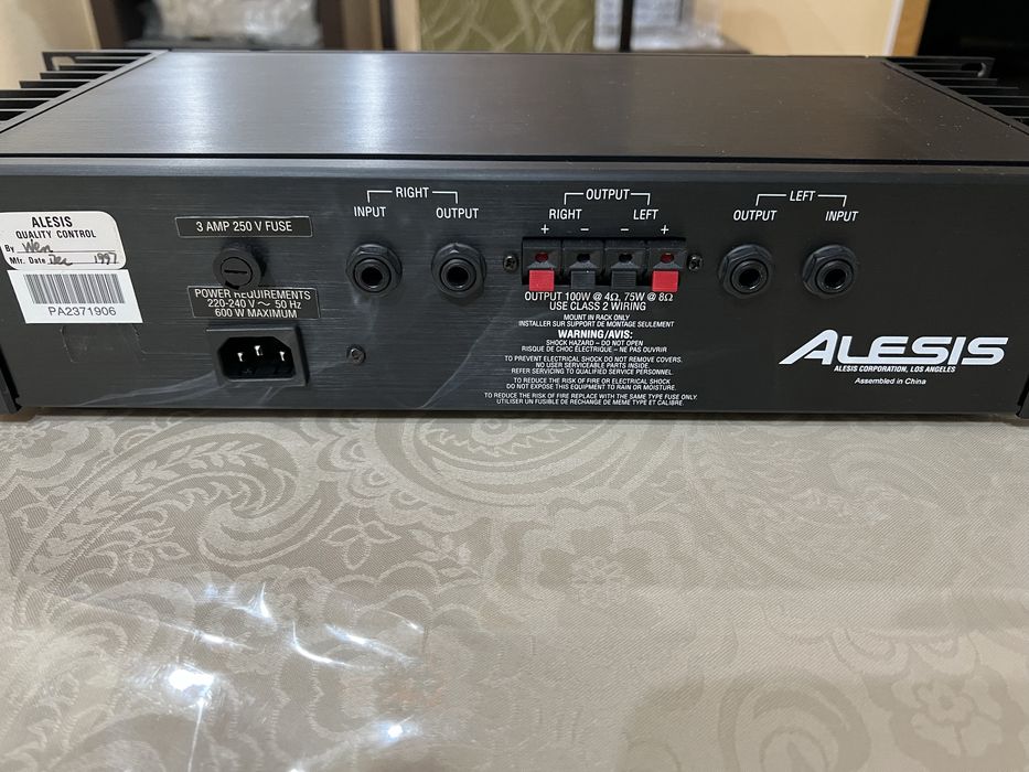 Студийный двухканальный усилитель-Alesis RA-100