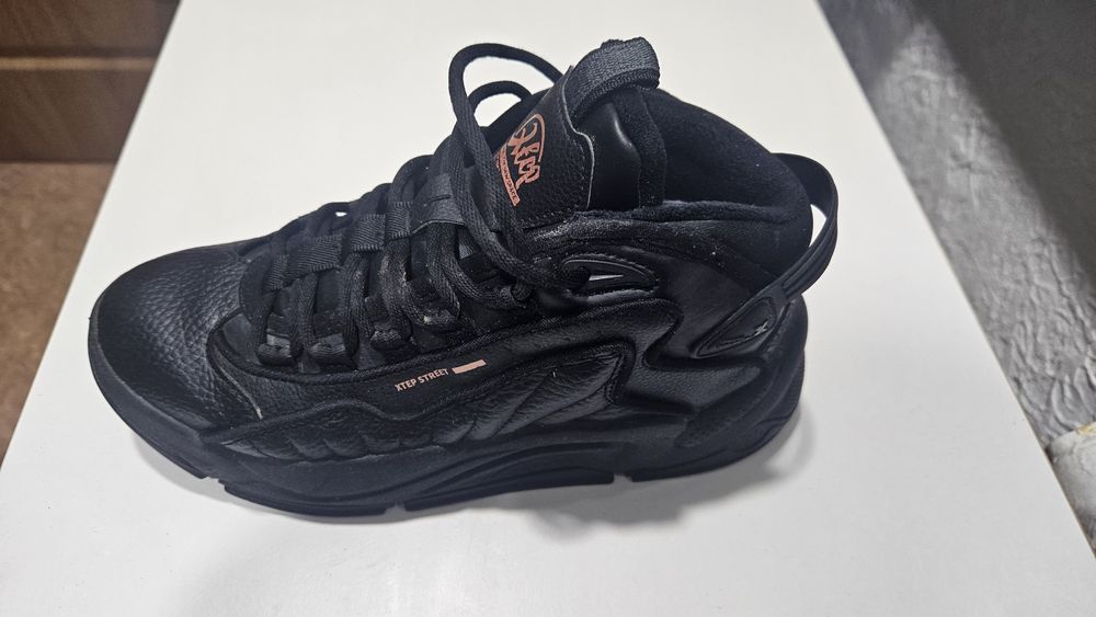 Продам зимние кроссовки Xtep