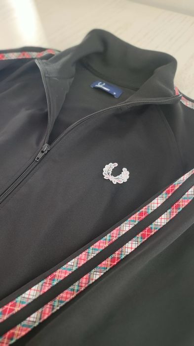 Fred Perry Оригинални Суичъри - размер M