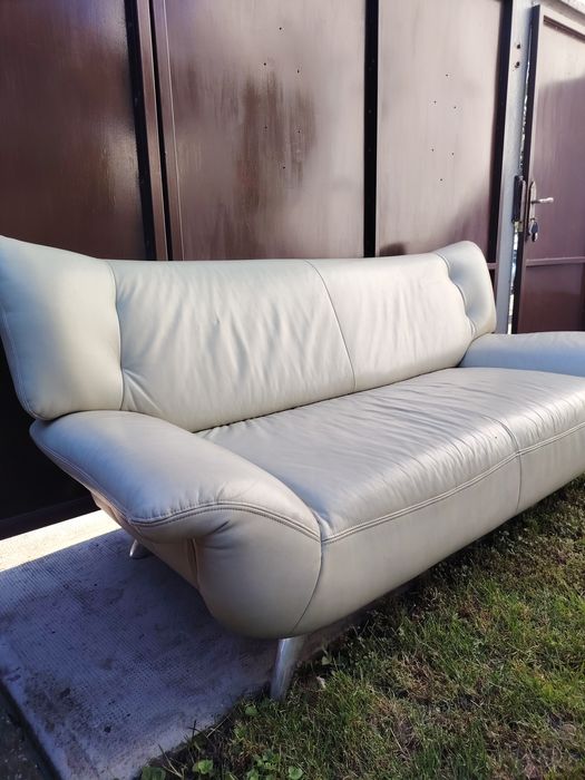 Vănd canapea din piele trei locuri în stare bună în arad oraș săntana