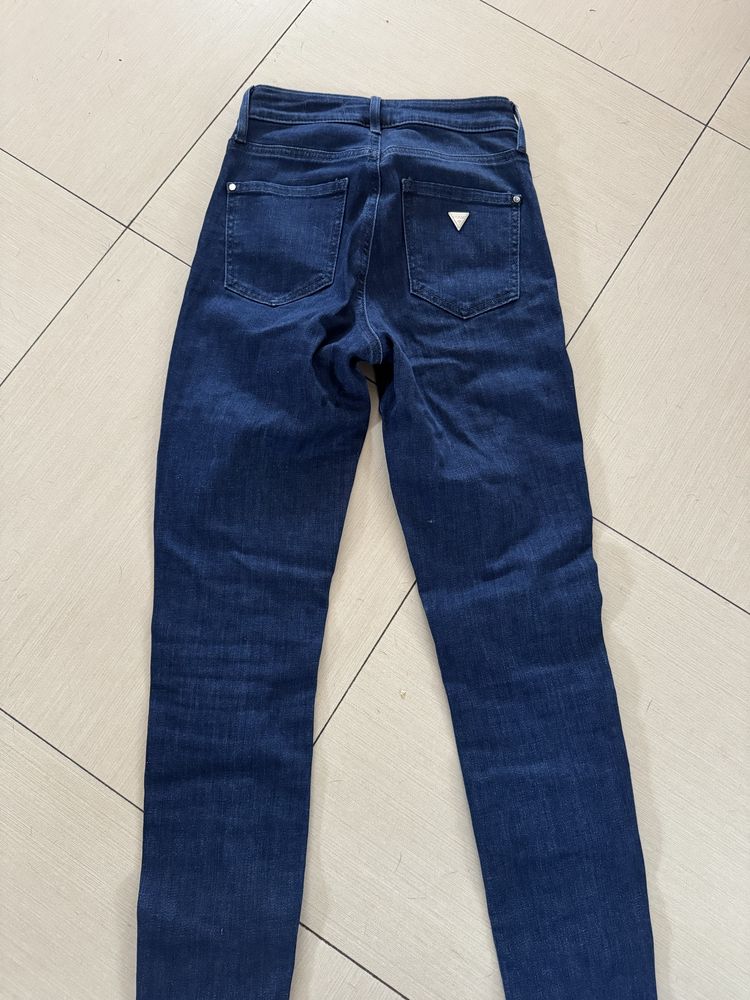 Дънки на марката Guess
