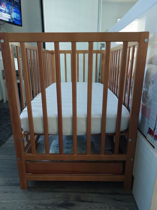 Vând patut din lemn de pin 120x60 cm