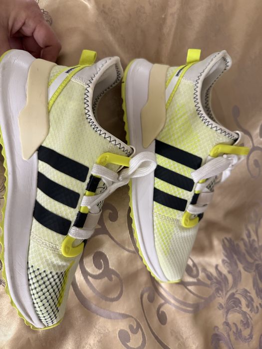 Pantofi sport marca Adidas