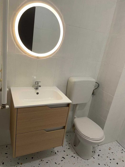 Garsoniera mobilata cu birou si bucatarie inchisa