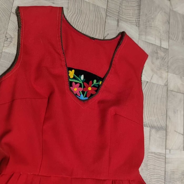 Продавам стар ансамблов сукман