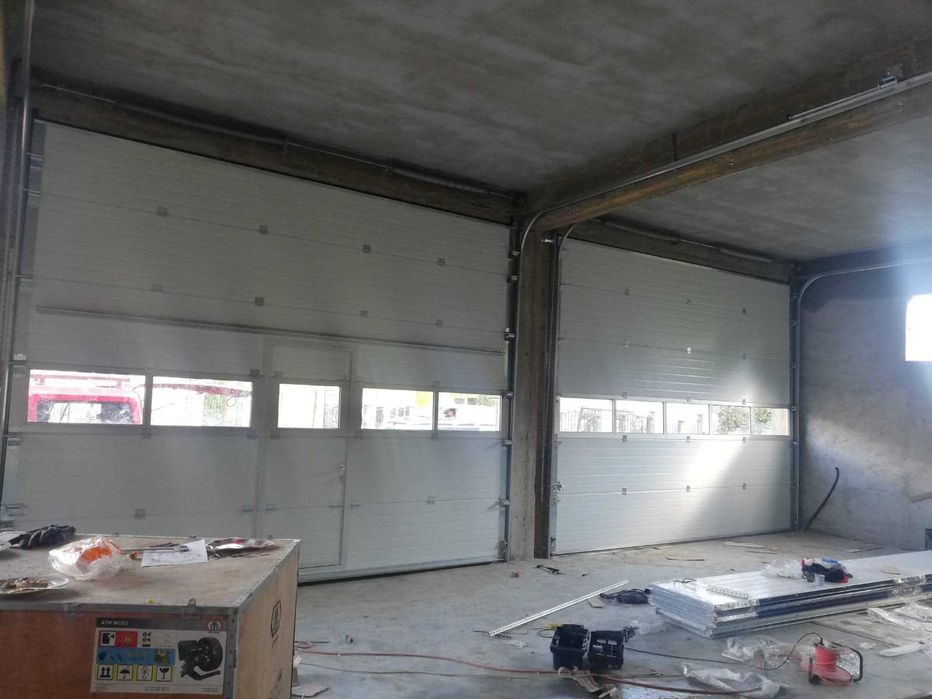 Usi de garaj cu panou vitrat si accces pietonal