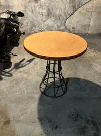 Дървена кръгла маса с крака от ковано желязо