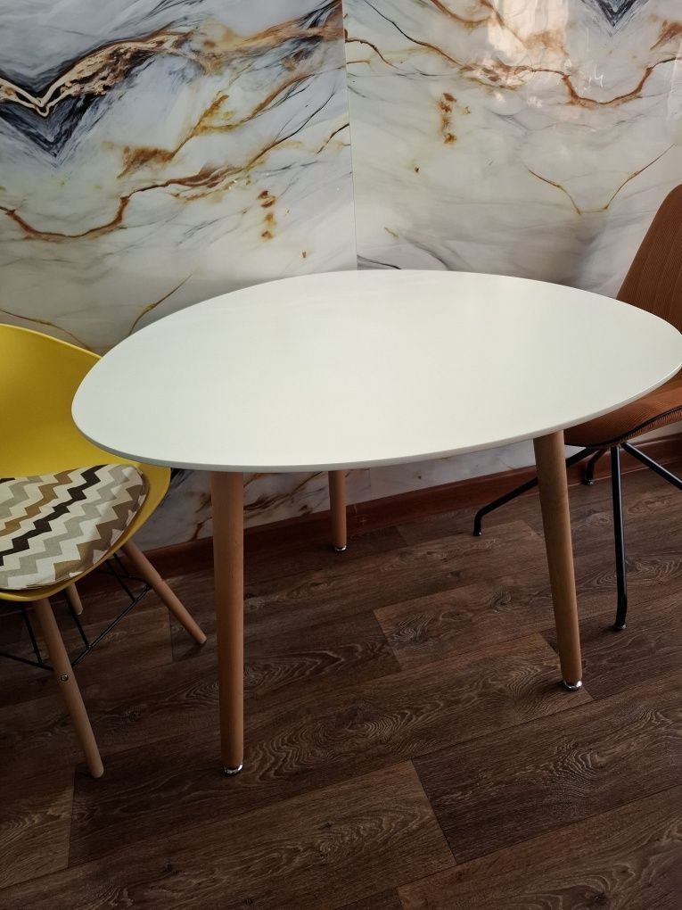 Стол 90×90 деревянный для небольших комнат