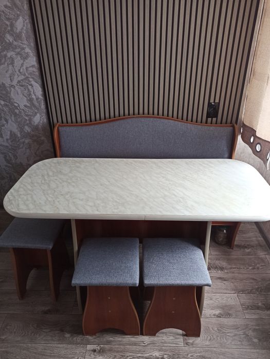Продам кухонный стол с диваном