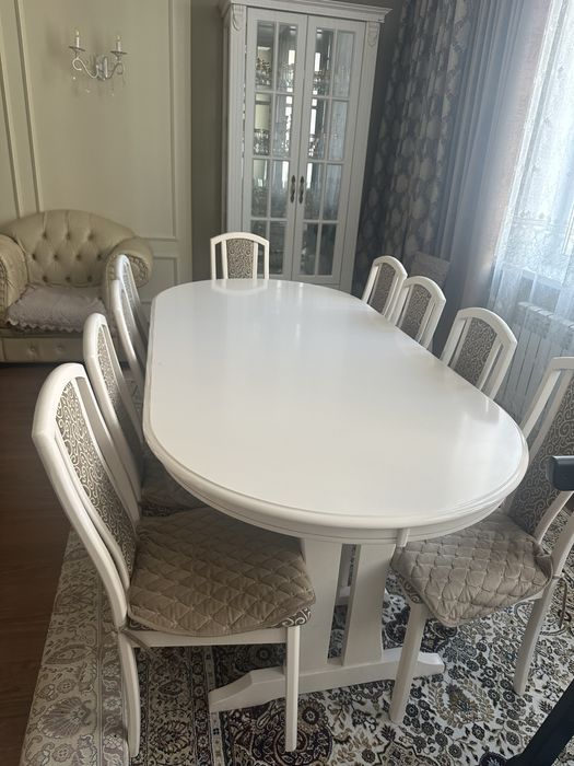 Стол со стульями в гостинную