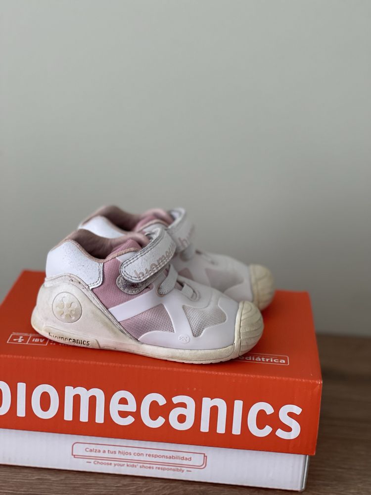 Маратонки Biomechanics