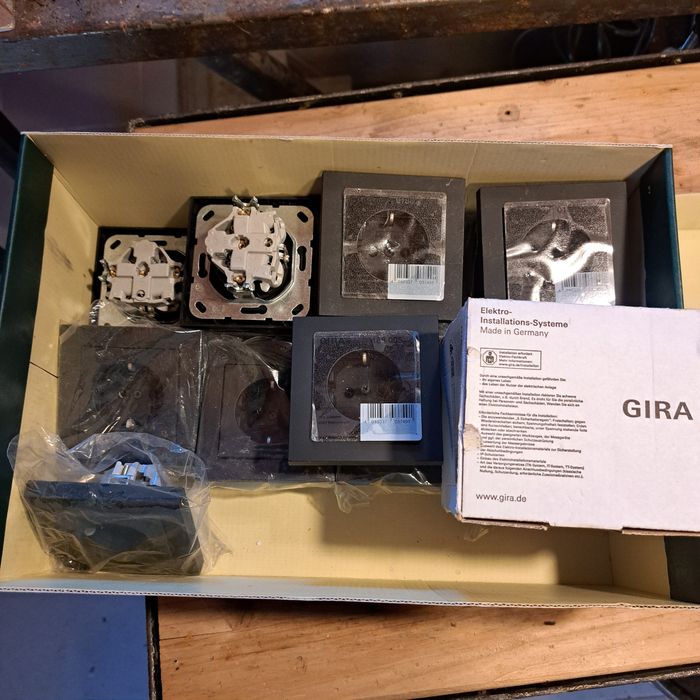 Prize Schuko GIRA E2 flat cu ramă simplă negru mat