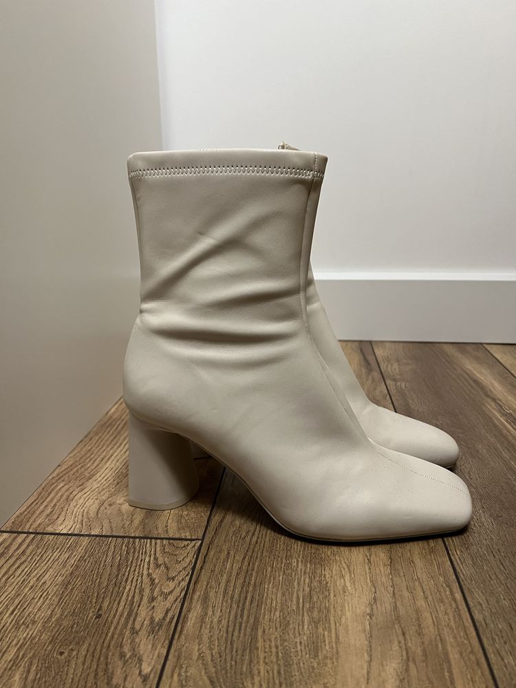 Белые сапоги Stradivarius