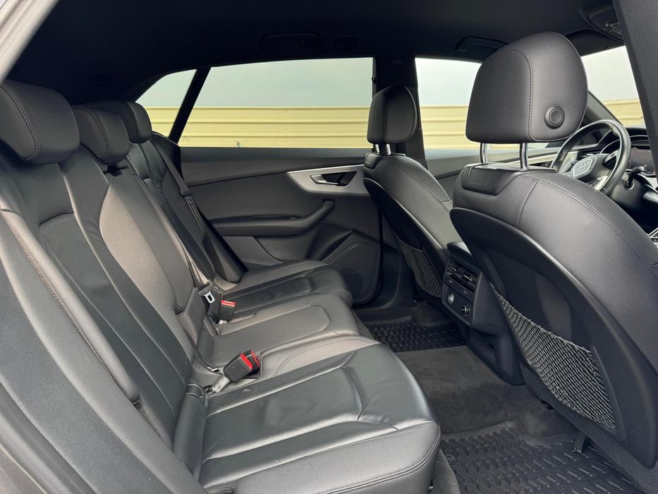 Vând  Audi Q8 5.0