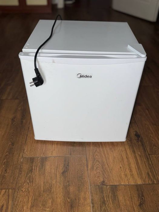 Midea мальк хладилник (ЧИСТО НОВ)