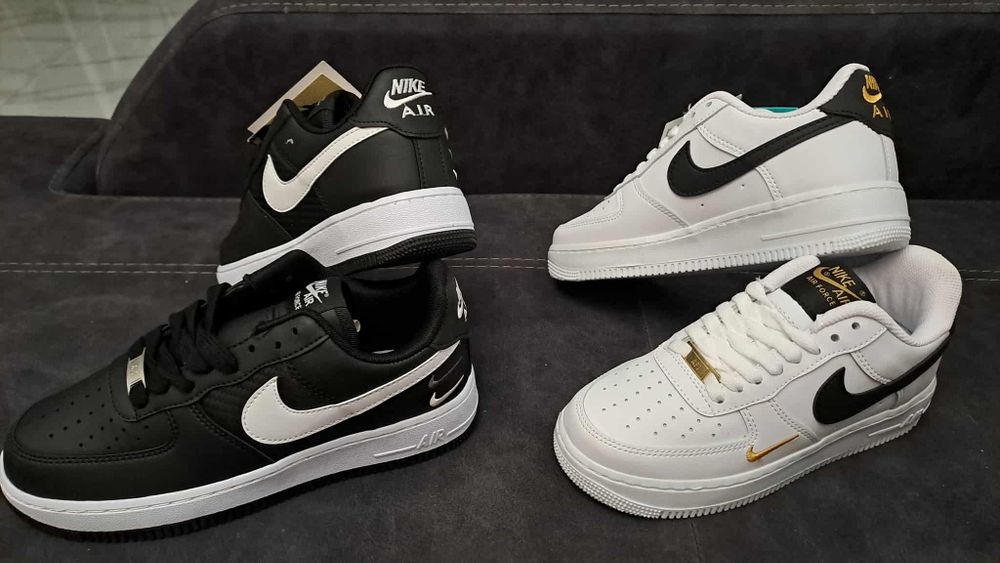 Adidasi Nike cu eticheta