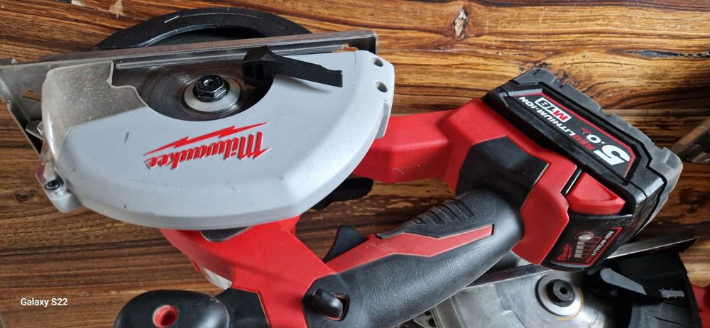 Milwaukee circular pentru metal pe acumulator