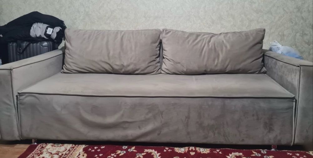 Продам диван раскладной,2 большие подушки и пуфик!размер 160*200,торг!