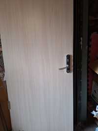 Продаю железный двер б и деревянный для входной