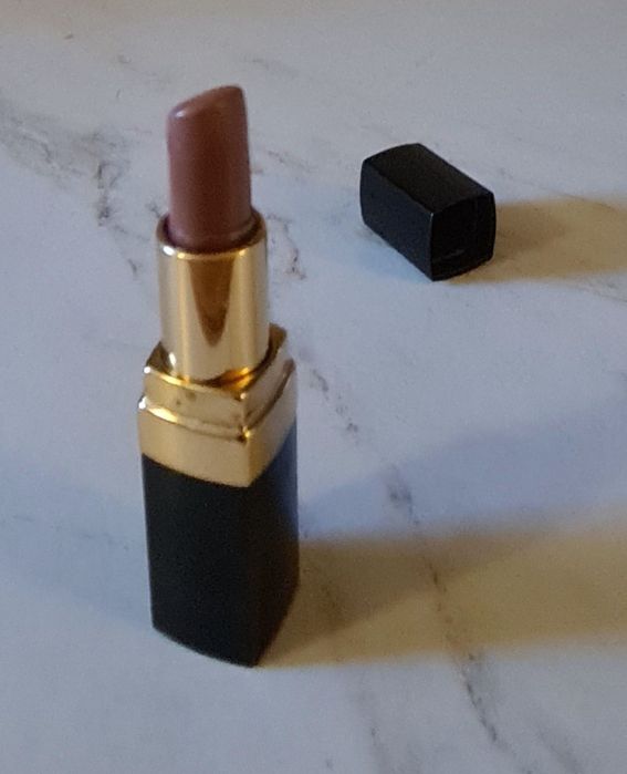 Червило на Chanel. Rouge Coco. Цвят Adriene-402