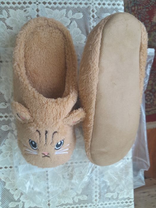 Vând doua perechide papuci pentru femei pufoși + un ceas de mana = 55