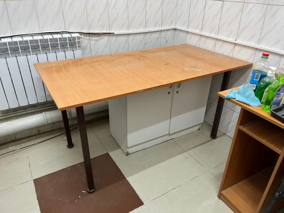 Стол на металлическом каркасе