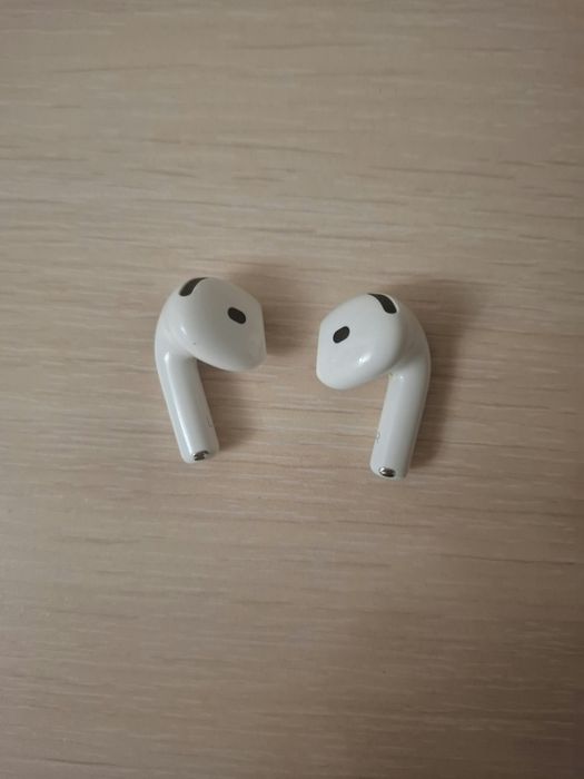 Продам airpods 4, без кейса