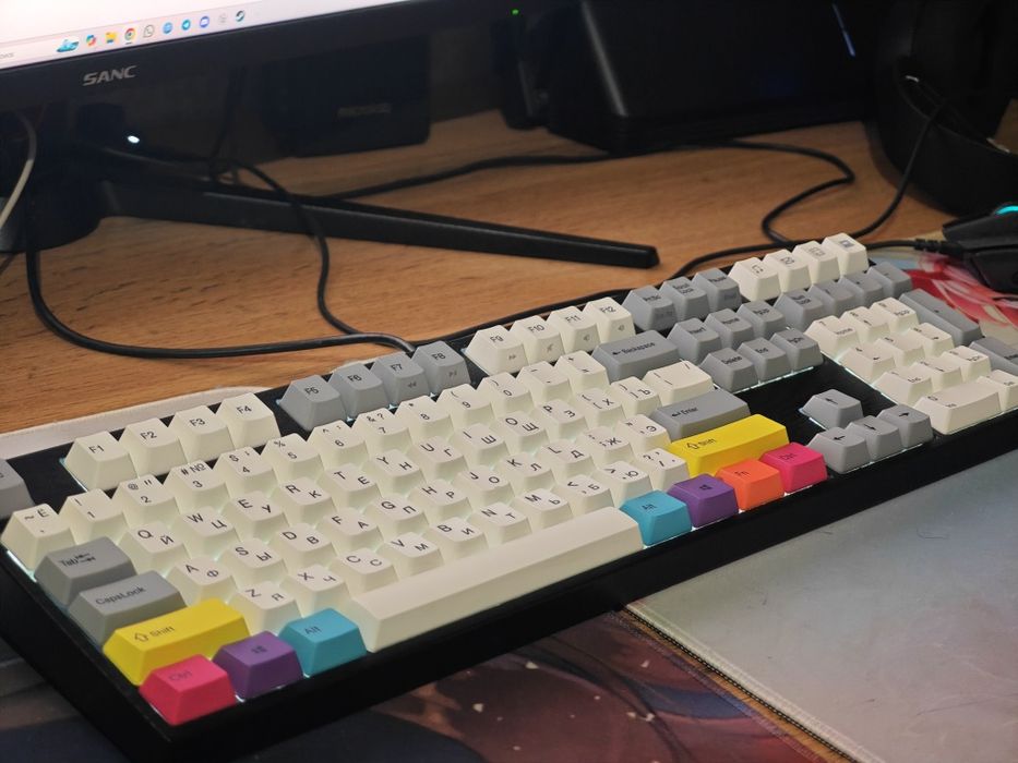 Продам клавиатуру Varmilo Vem 108 m CMYK