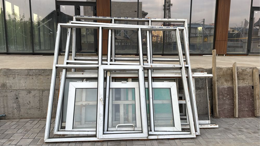Продам б/у пластиковые окна и алюминиевые двери