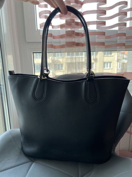 Черна кожена чанта Guess