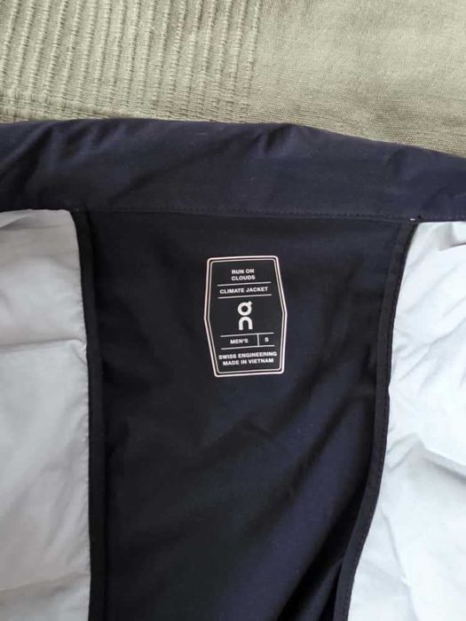 Jacheta alergare On Cloud Climate Jacket S