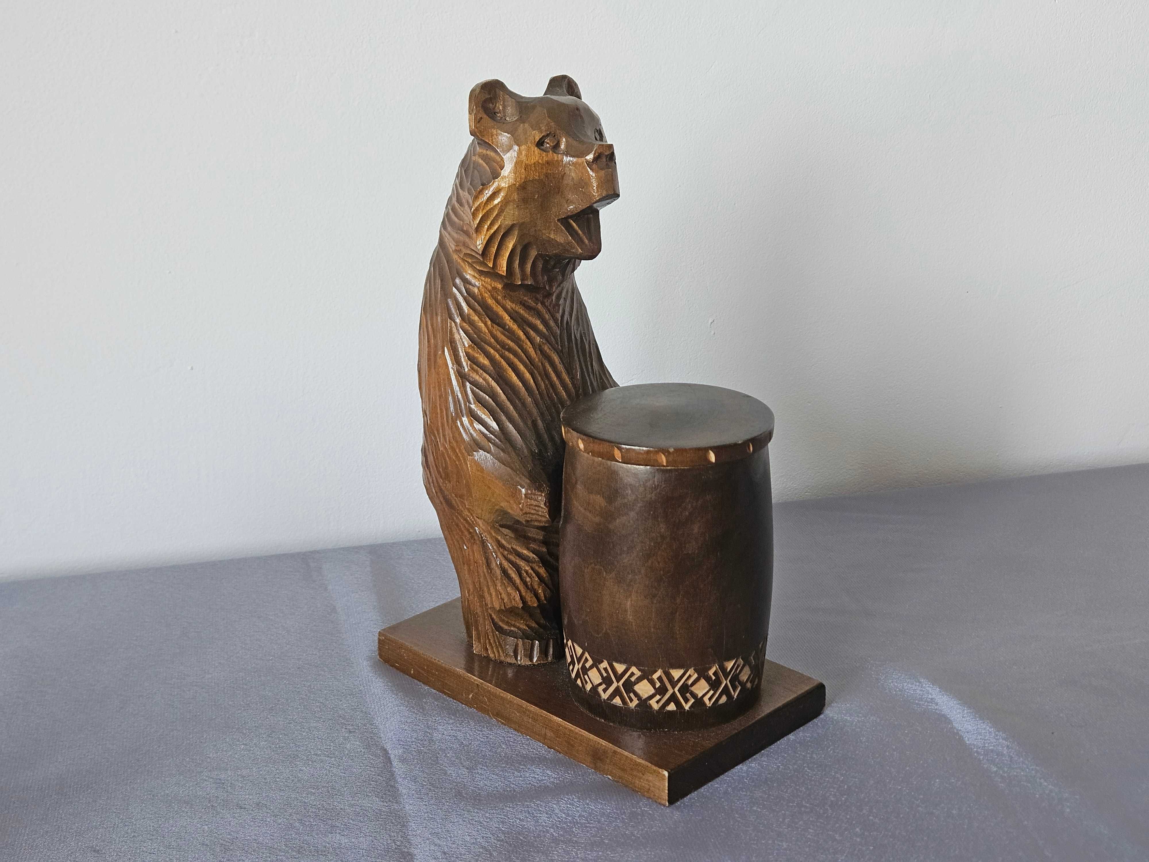 Urs din lemn sculptat