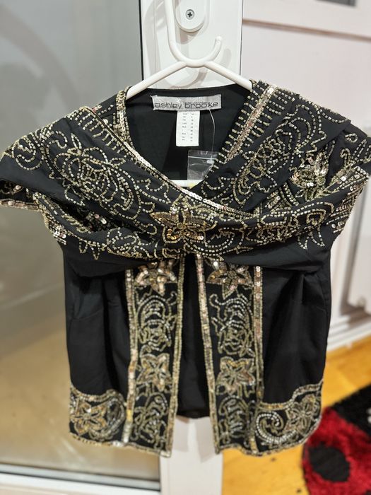 Sacou negru cu accesorii aurii