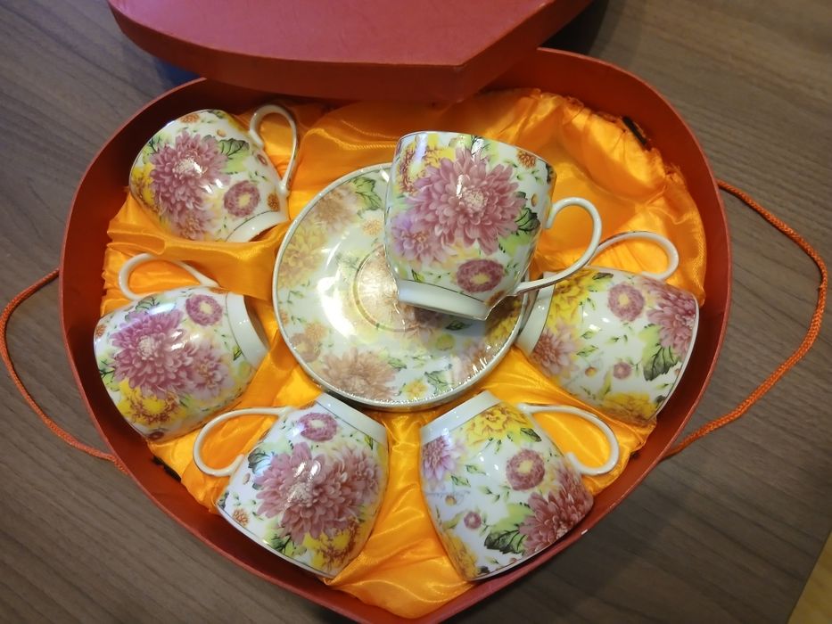 Set din 6 cești de cafea cu farfurioare, in cutie
