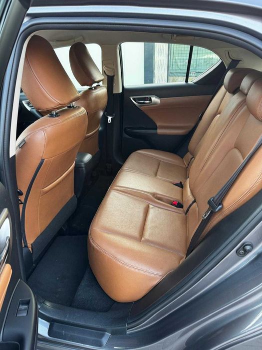 Lexus CT hibrid, piele crem, stare foarte buna.