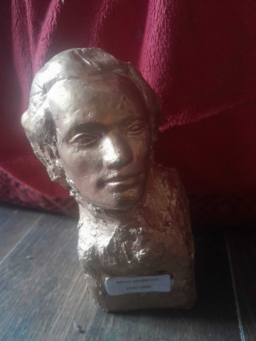 Vând statuie cu poetul Mihai Eminescu