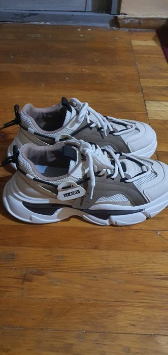 Эркаклар красовкаси сотилади срочно 300минг ками бор