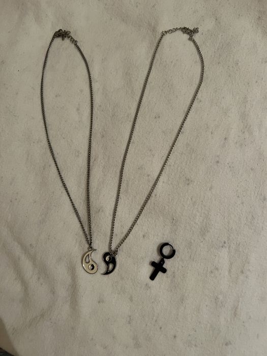 Кулоны инь янь и сережка крест