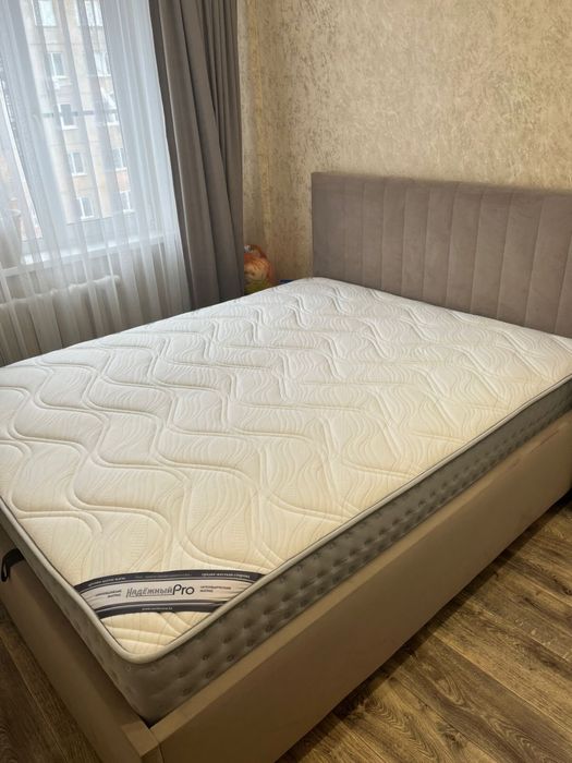 Продаеться двухспальная кровать 1,60 с матрасом и подьемным механизмом