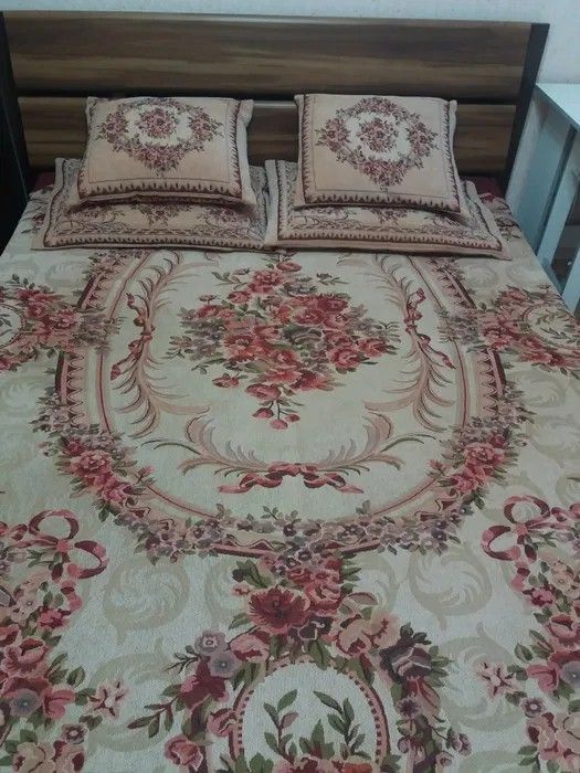 Красивое гобеленовое покрывало