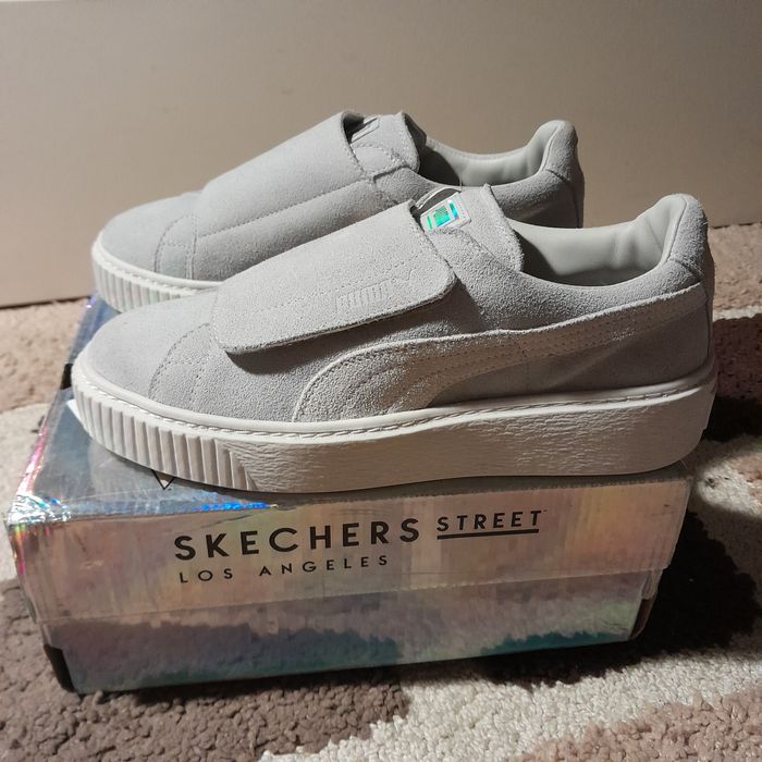 Tenesi gri din piele intoarsa, noi