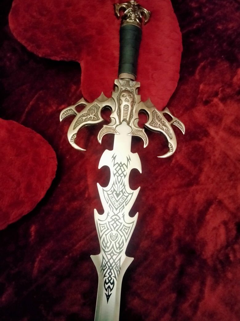 Голям красив рицарски меч