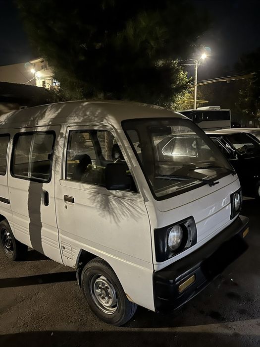 Damasjon sotiladi. ustida gaplashamiz. Yuradi.