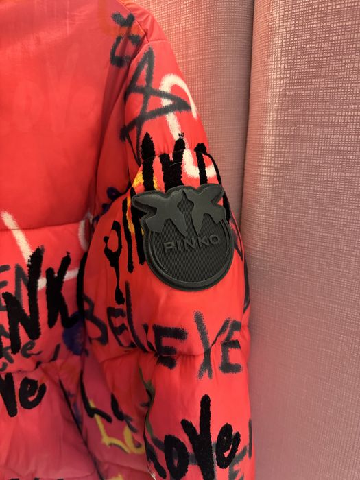 Яке Pinko с велурени надписи