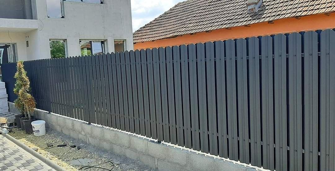 Construim garduri din sipca metalica, panou jaluzele, tabla, plasa BCA